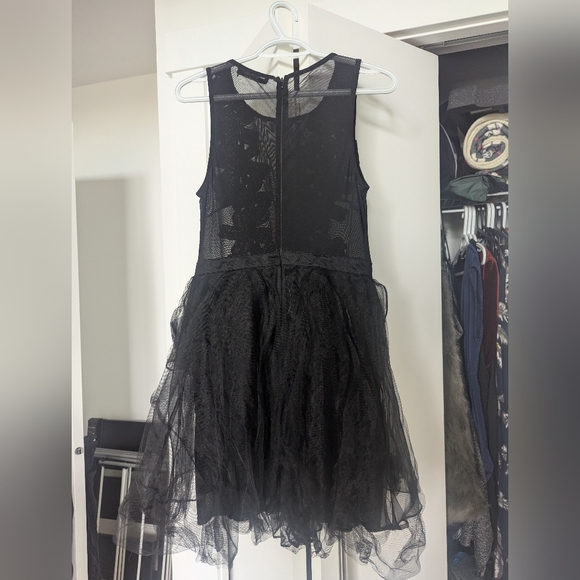 Elegant Black Sleeveless Dress - Picture 2 of 4
